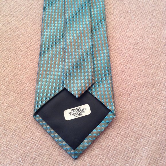 Kenneth Cole Reaction Silk Tie - Picture 5 of 7